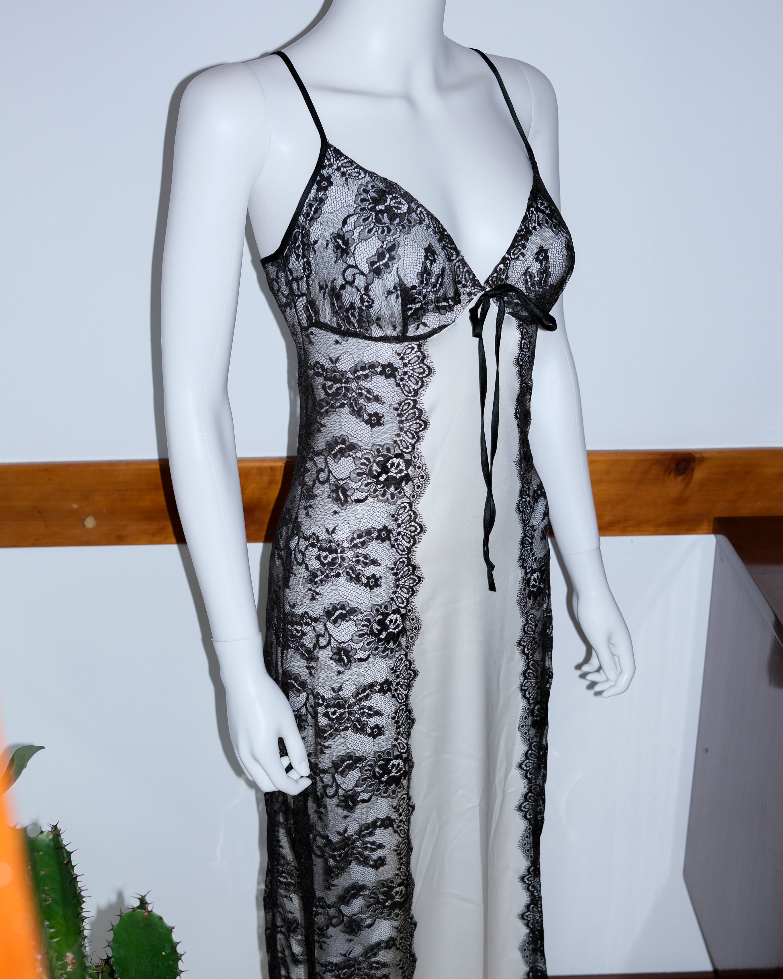 VINTAGE LACE DRESS (S)