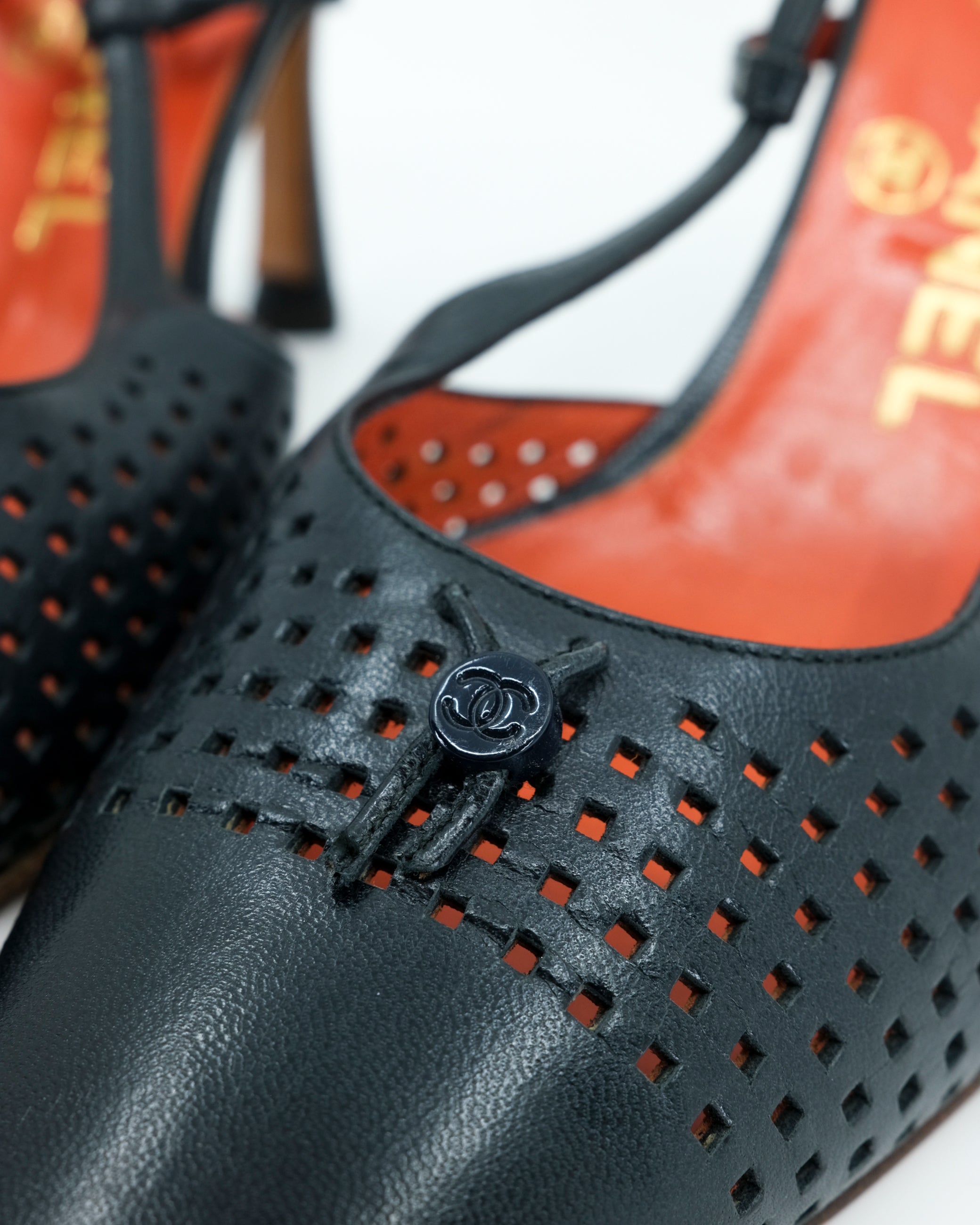 CHANEL BLACK PERFORATED HEELS (36.5)