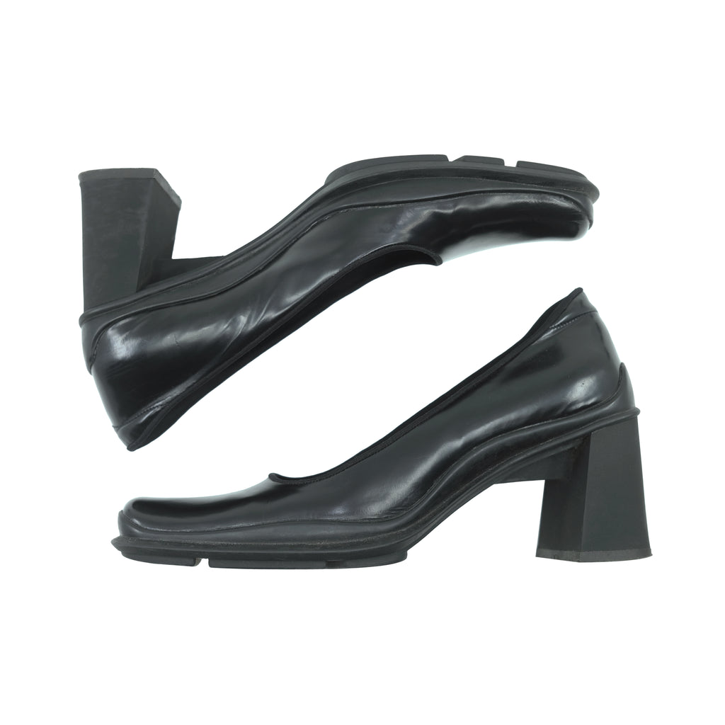 90'S PRADA LEATHER PUMPS (37)