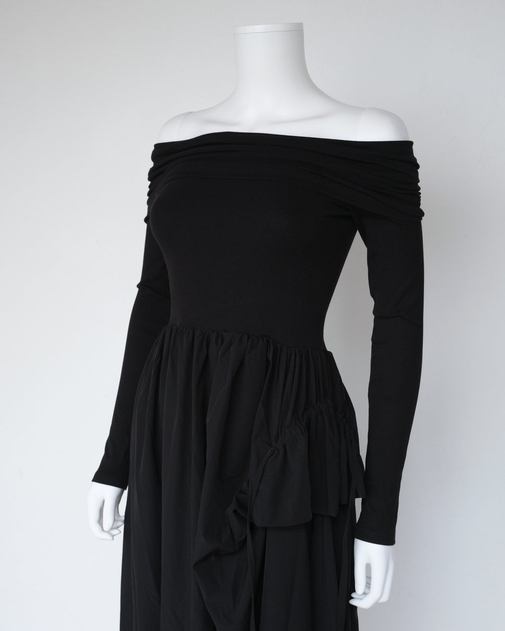 OFF THE SHOULDER BLACK DRESS (M)