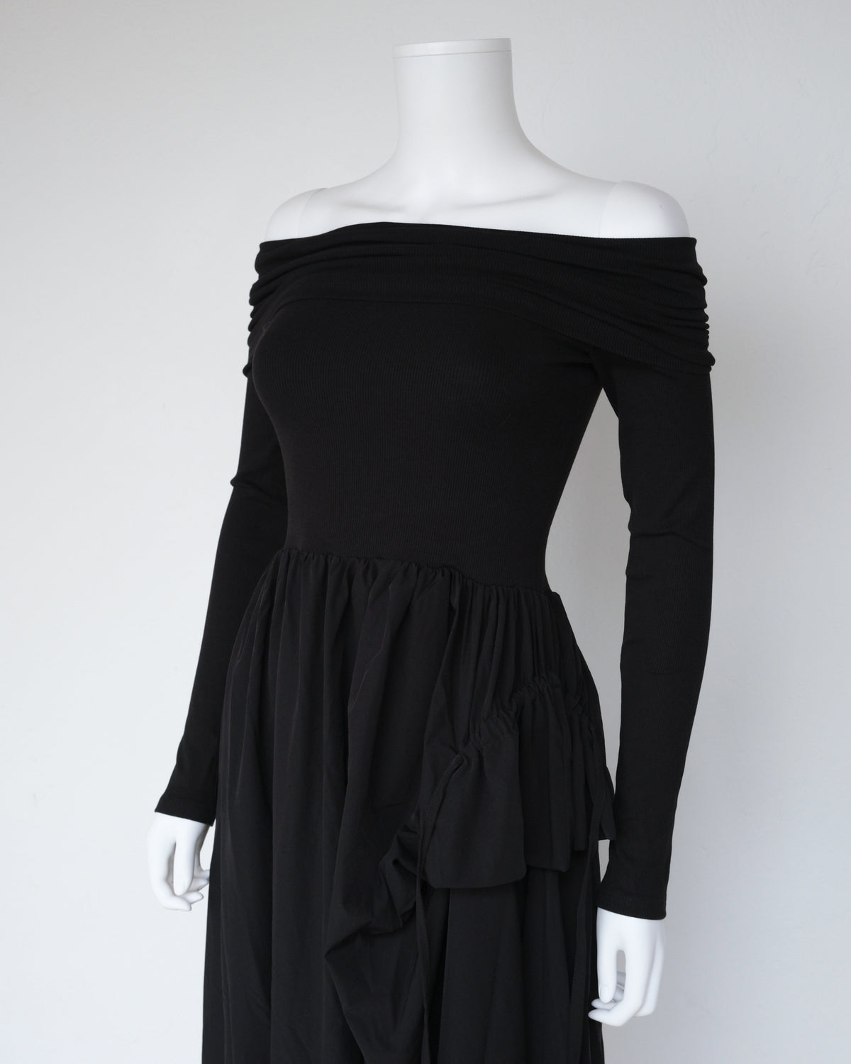 OFF THE SHOULDER BLACK DRESS (M)