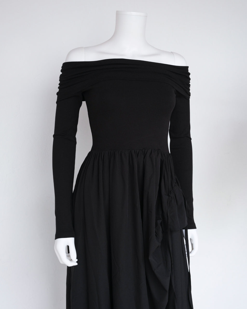 OFF THE SHOULDER BLACK DRESS (M)
