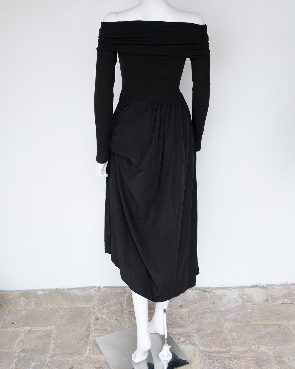 OFF THE SHOULDER BLACK DRESS (M)