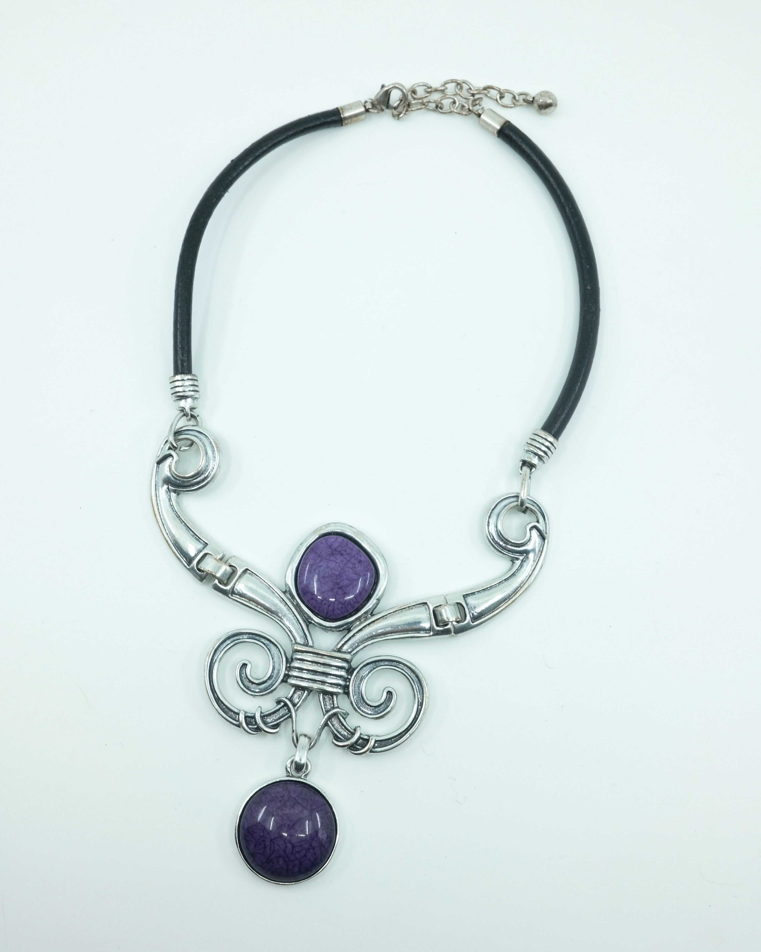 COLLAR CON PIEDRAS MORADAS
