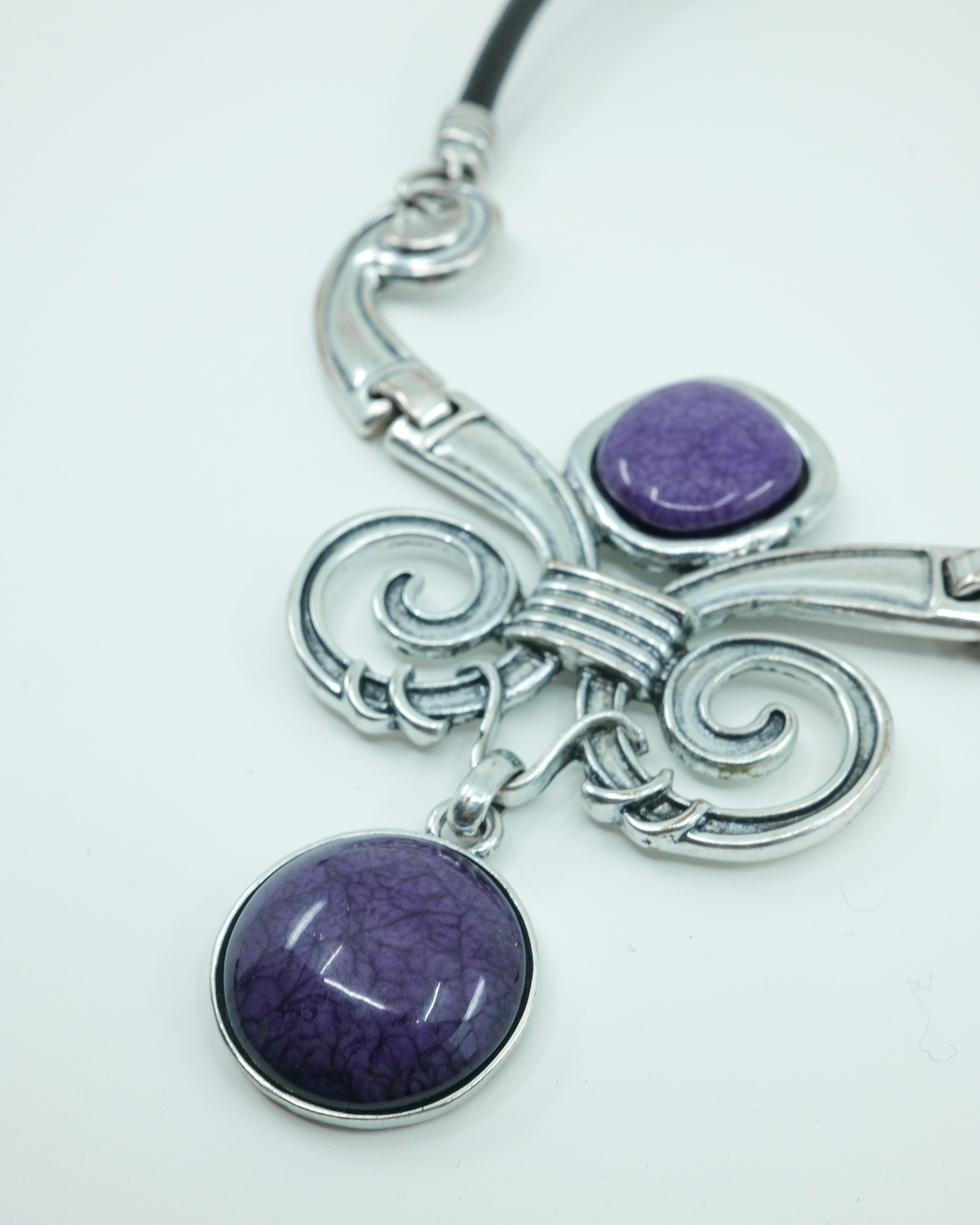 COLLAR CON PIEDRAS MORADAS