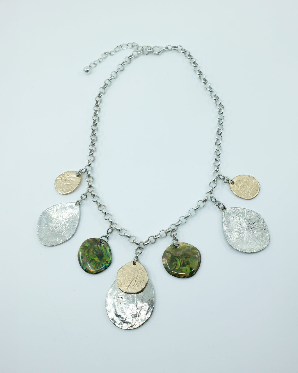 COLLAR CON ABALORIOS