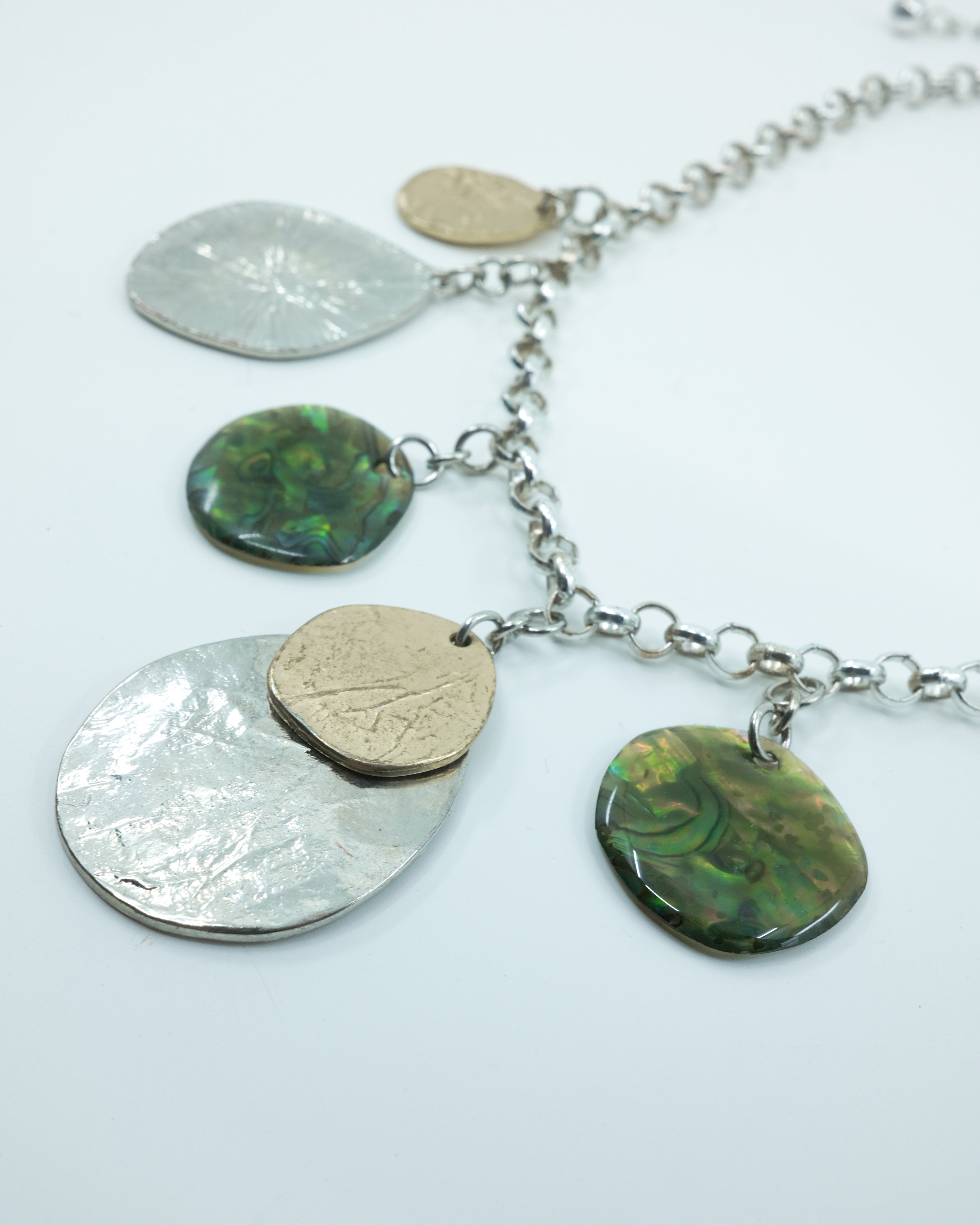 COLLAR CON ABALORIOS