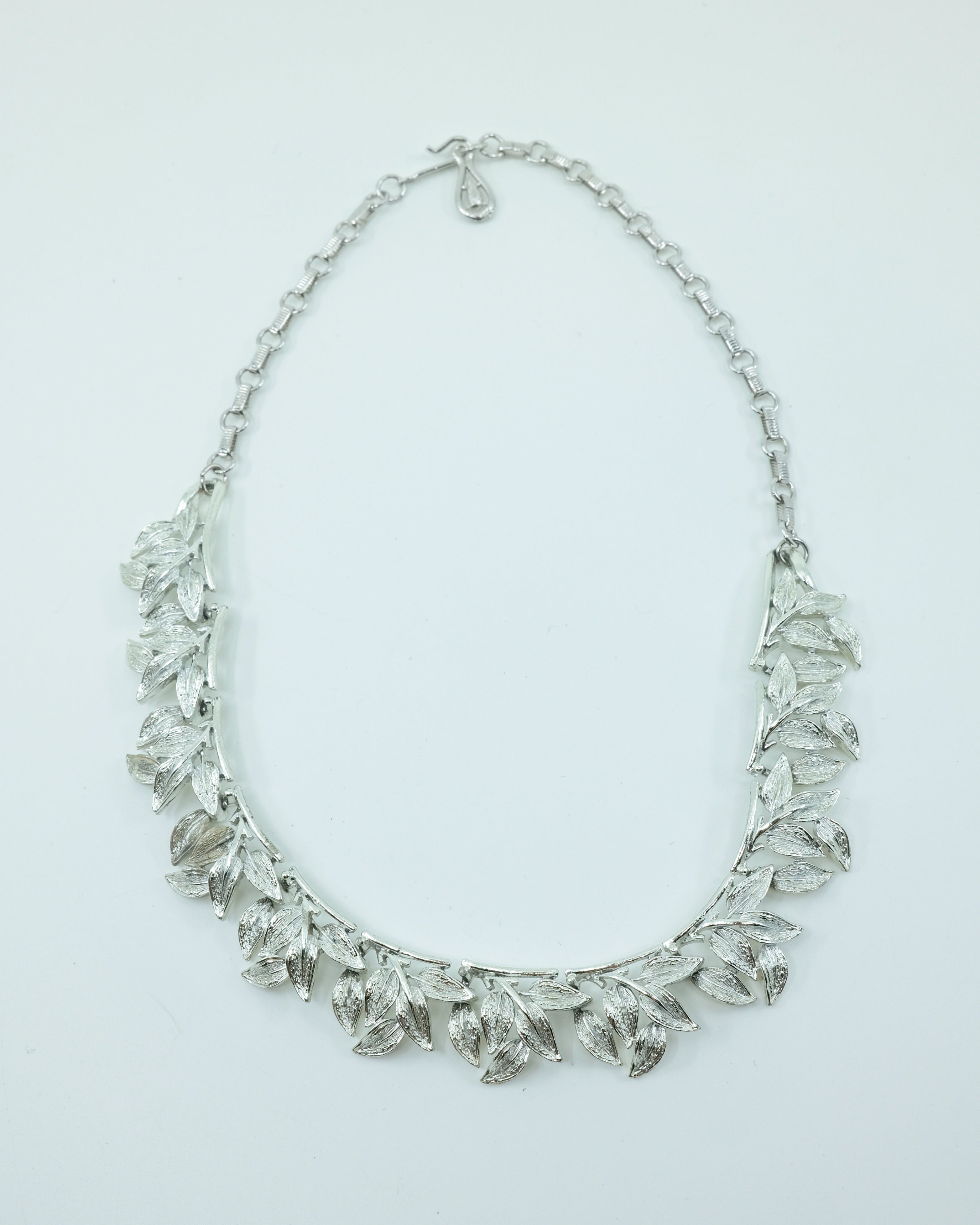 COLLAR DE METAL CON HOJAS