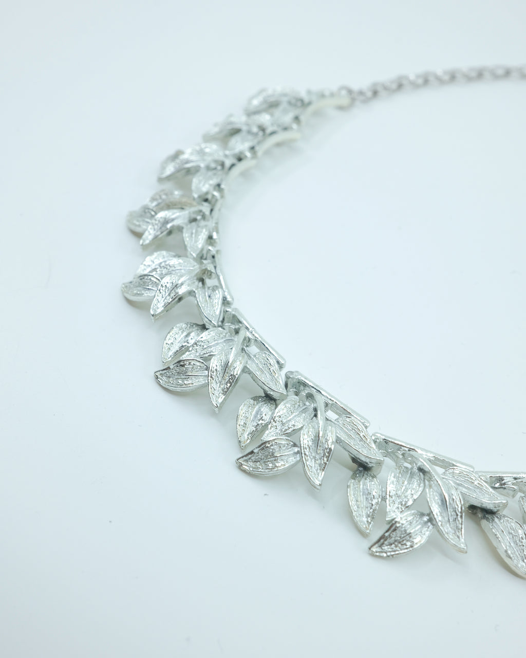 COLLAR DE METAL CON HOJAS