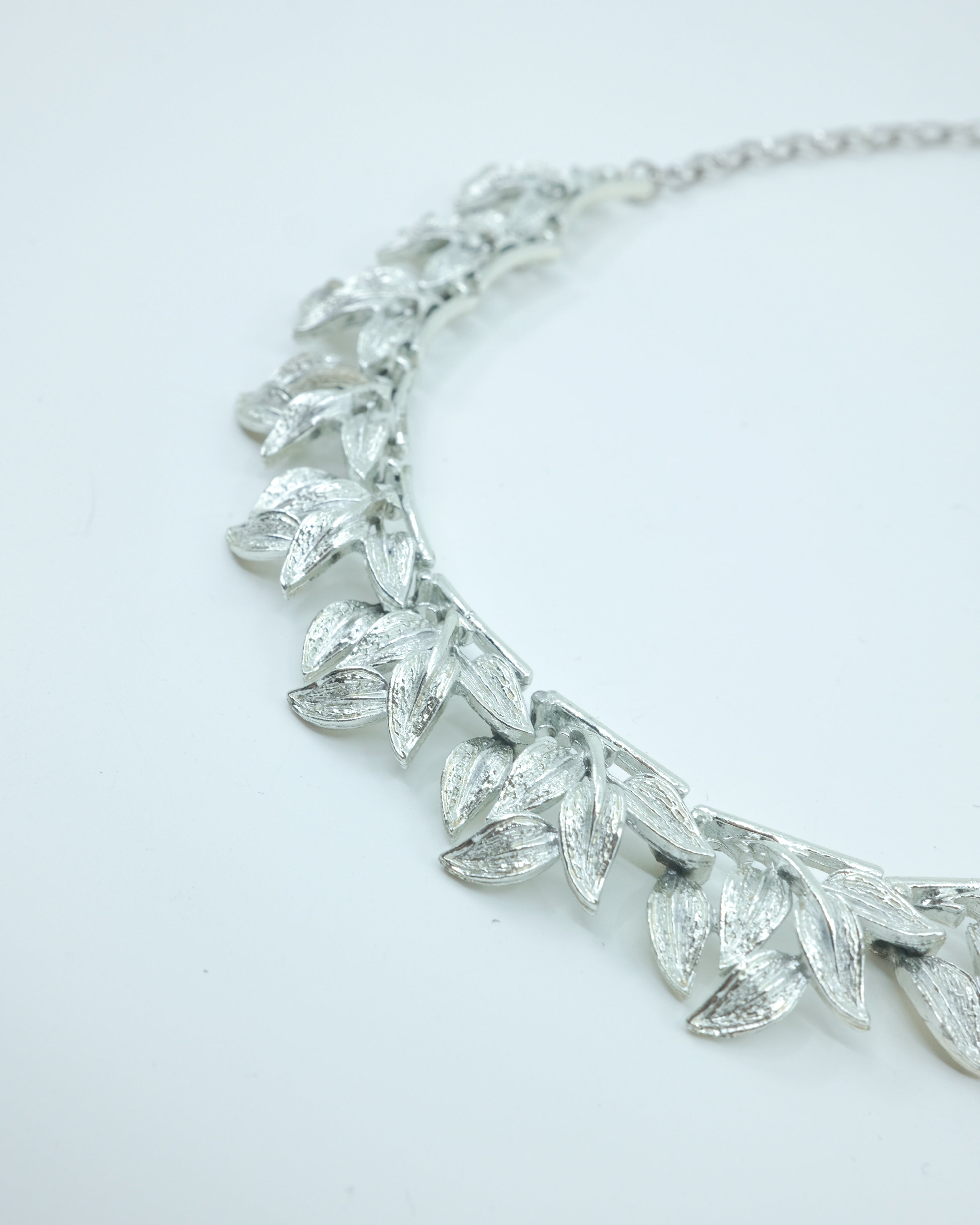 COLLAR DE METAL CON HOJAS