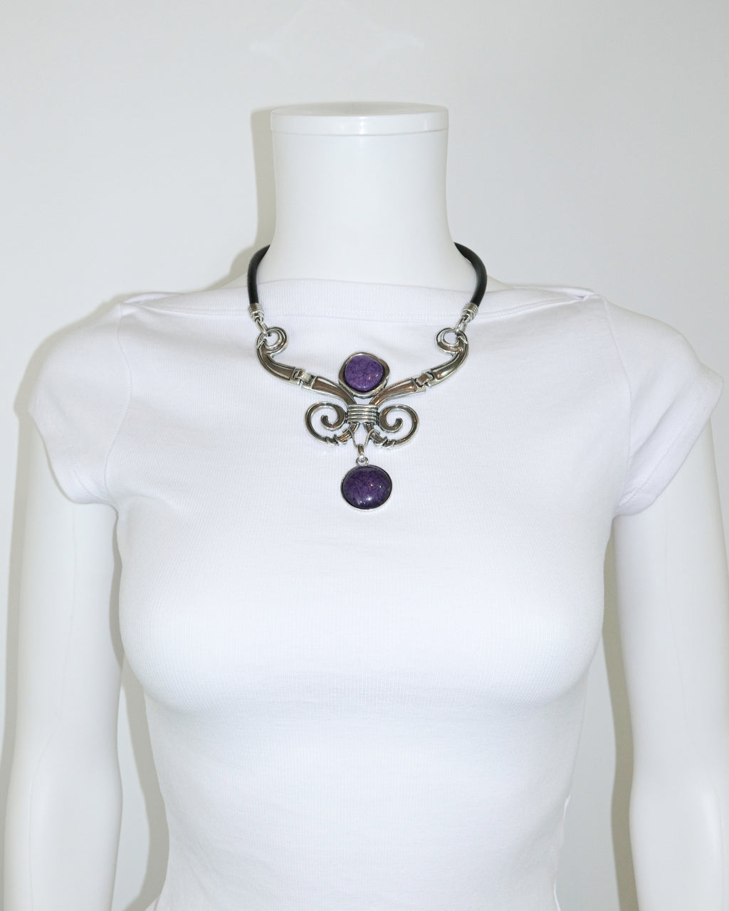 COLLAR CON PIEDRAS MORADAS