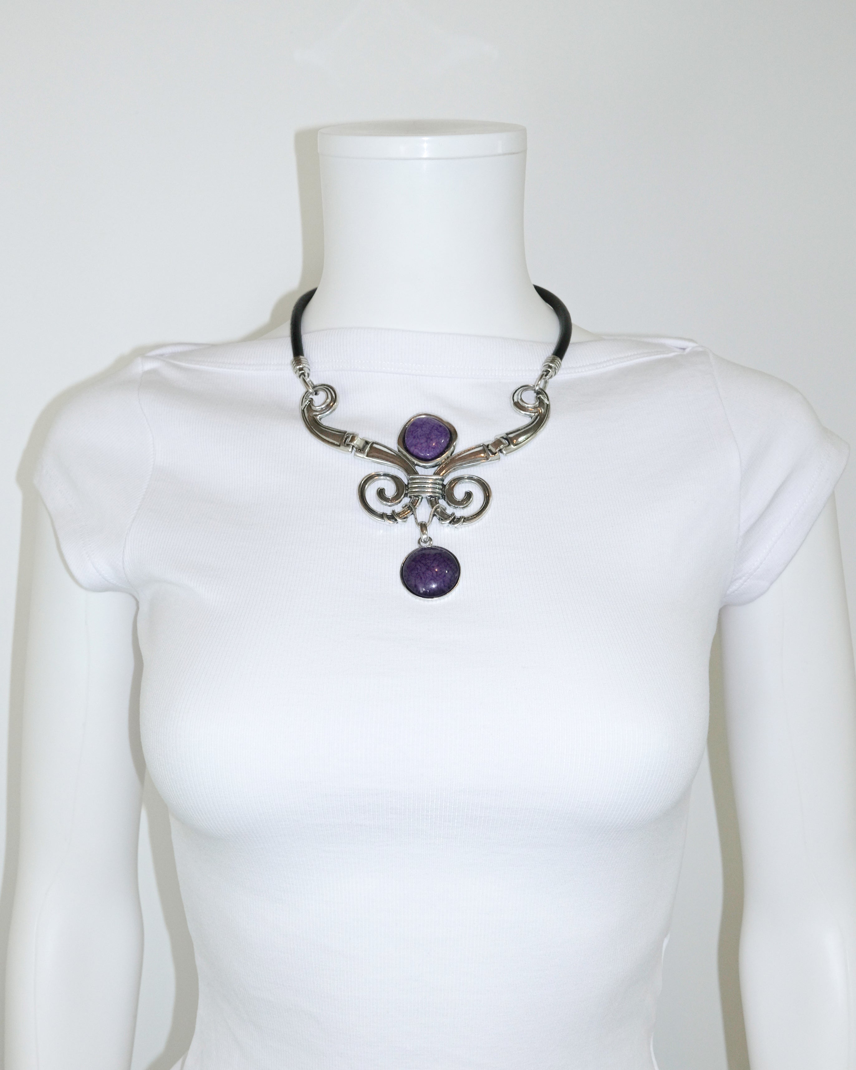 COLLAR CON PIEDRAS MORADAS