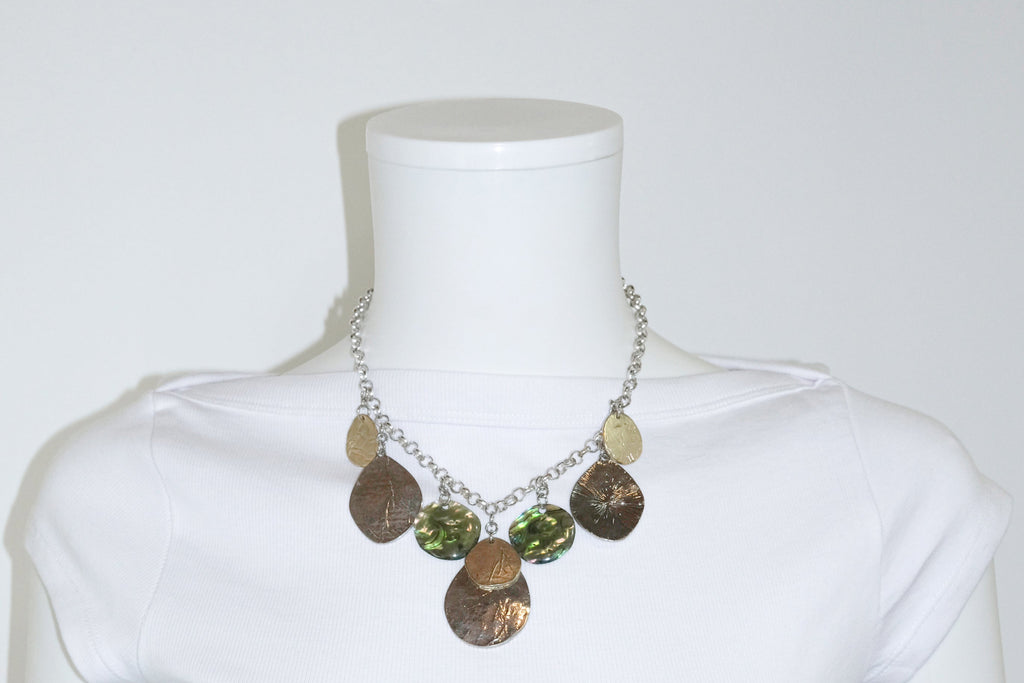 COLLAR CON ABALORIOS