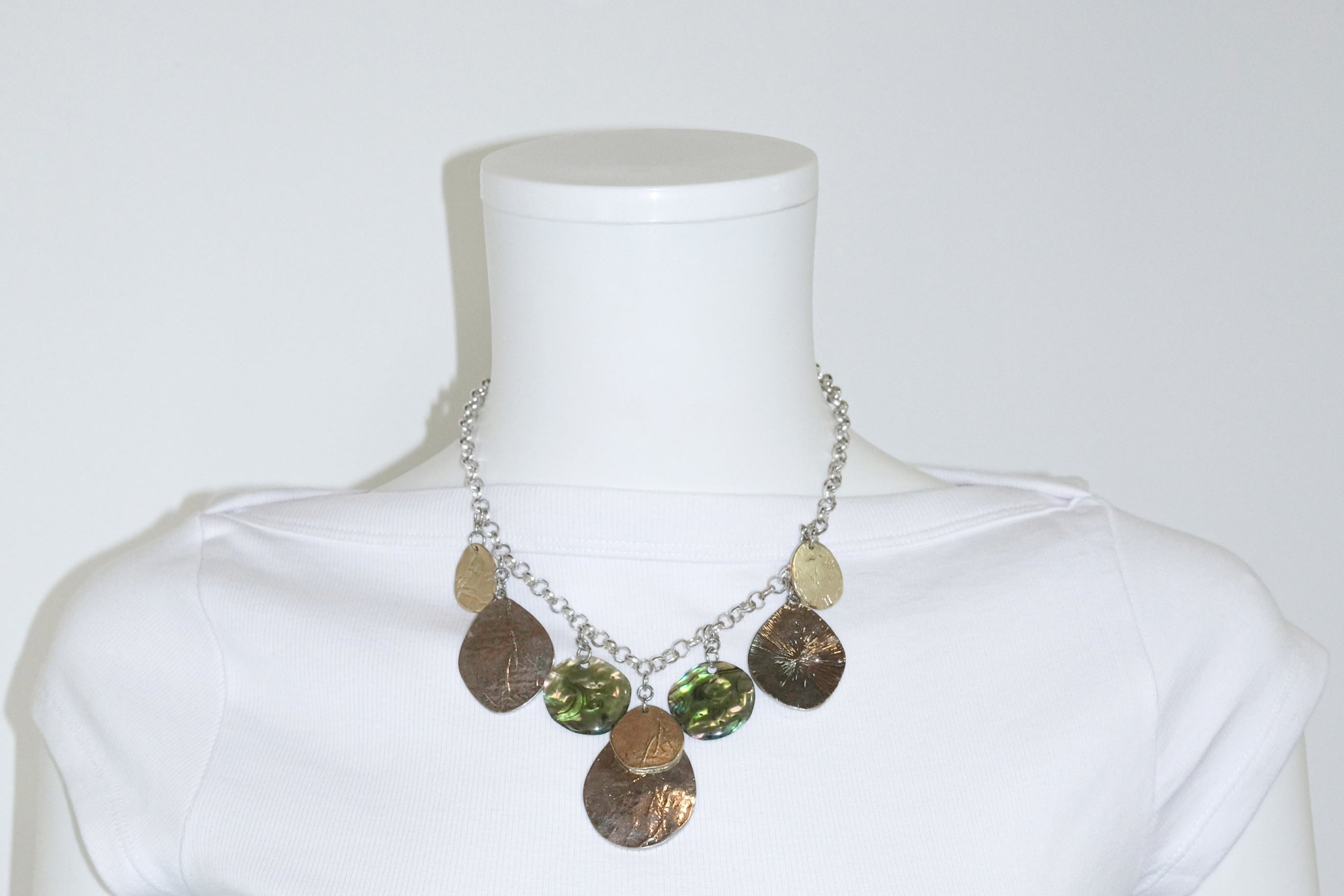COLLAR CON ABALORIOS