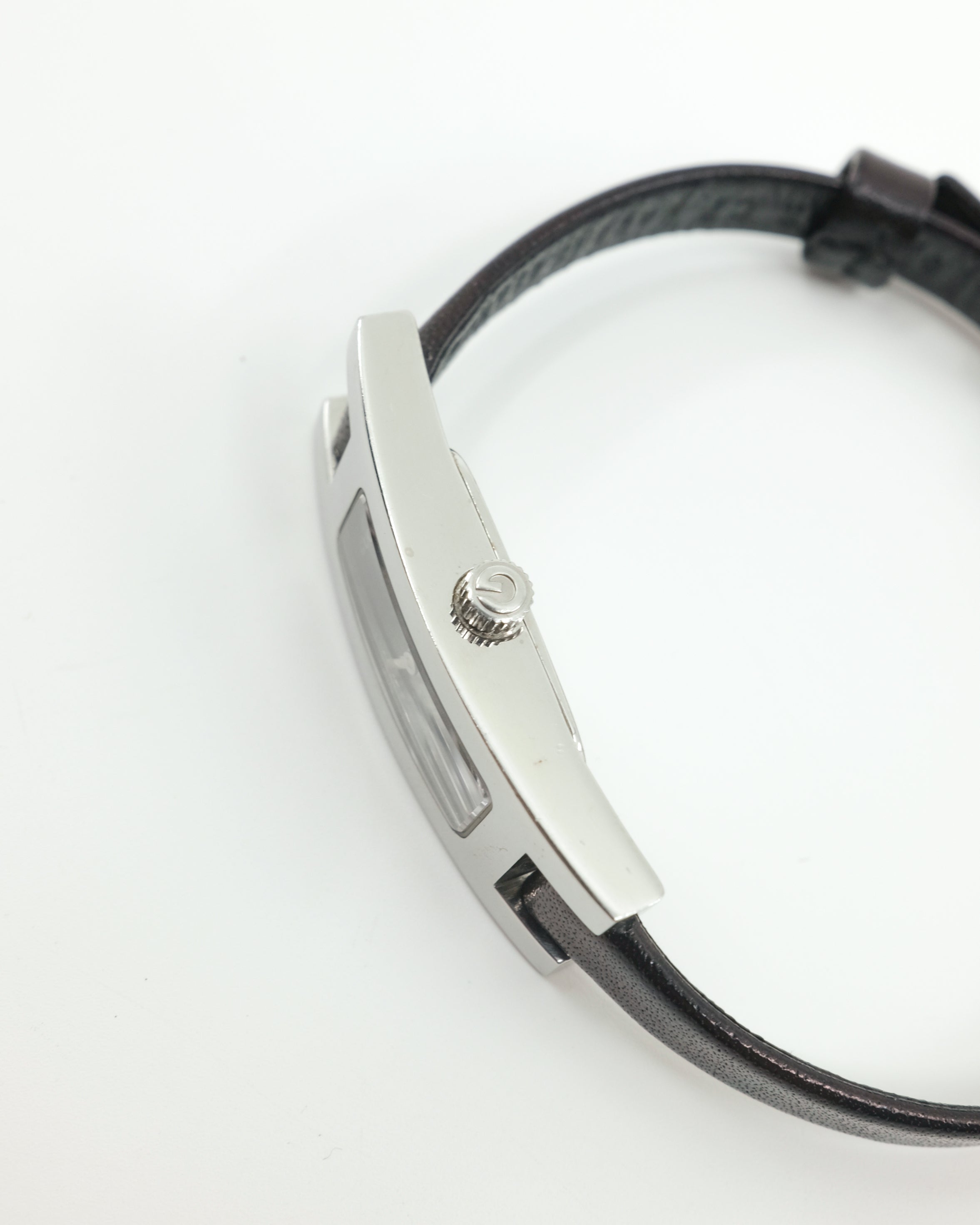 GUCCI LEATHER WATCH 3900L