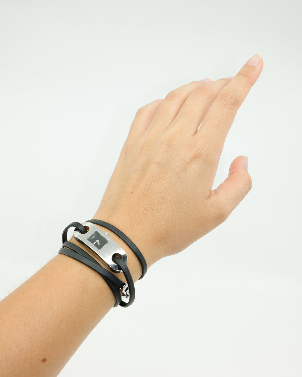 GUCCI 6100L LEATHER BRACELET WATCH