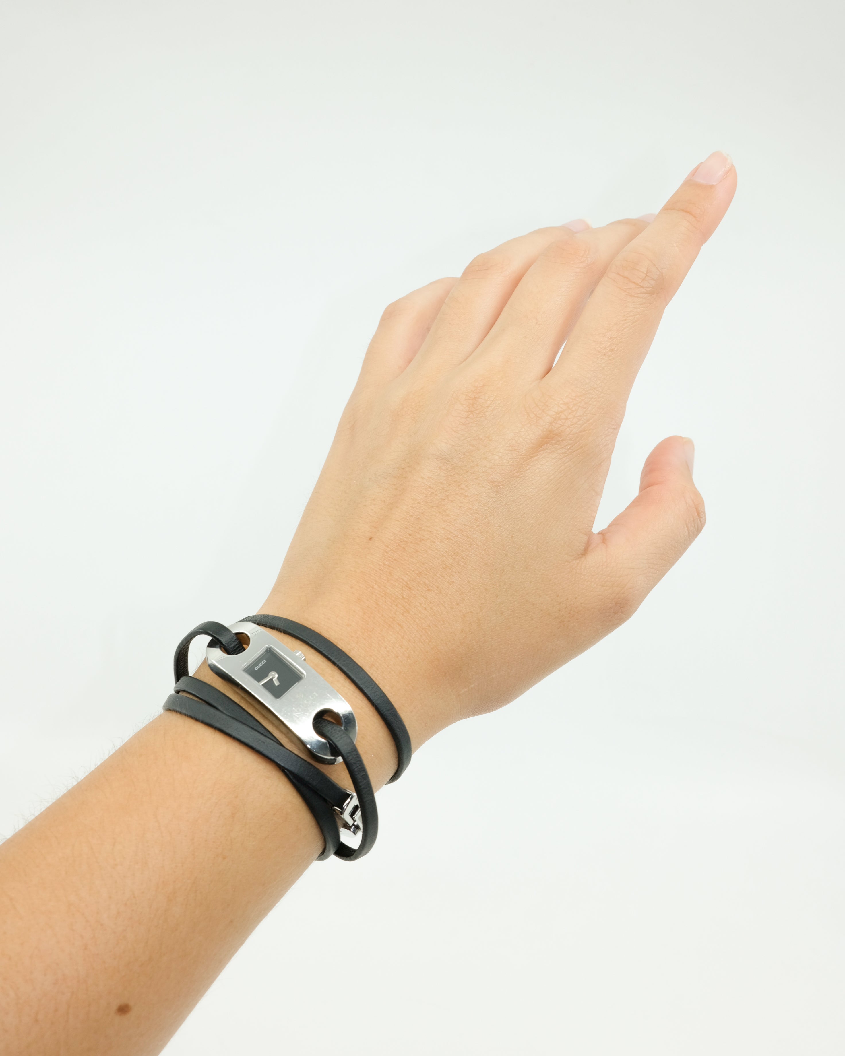 GUCCI 6100L LEATHER BRACELET WATCH
